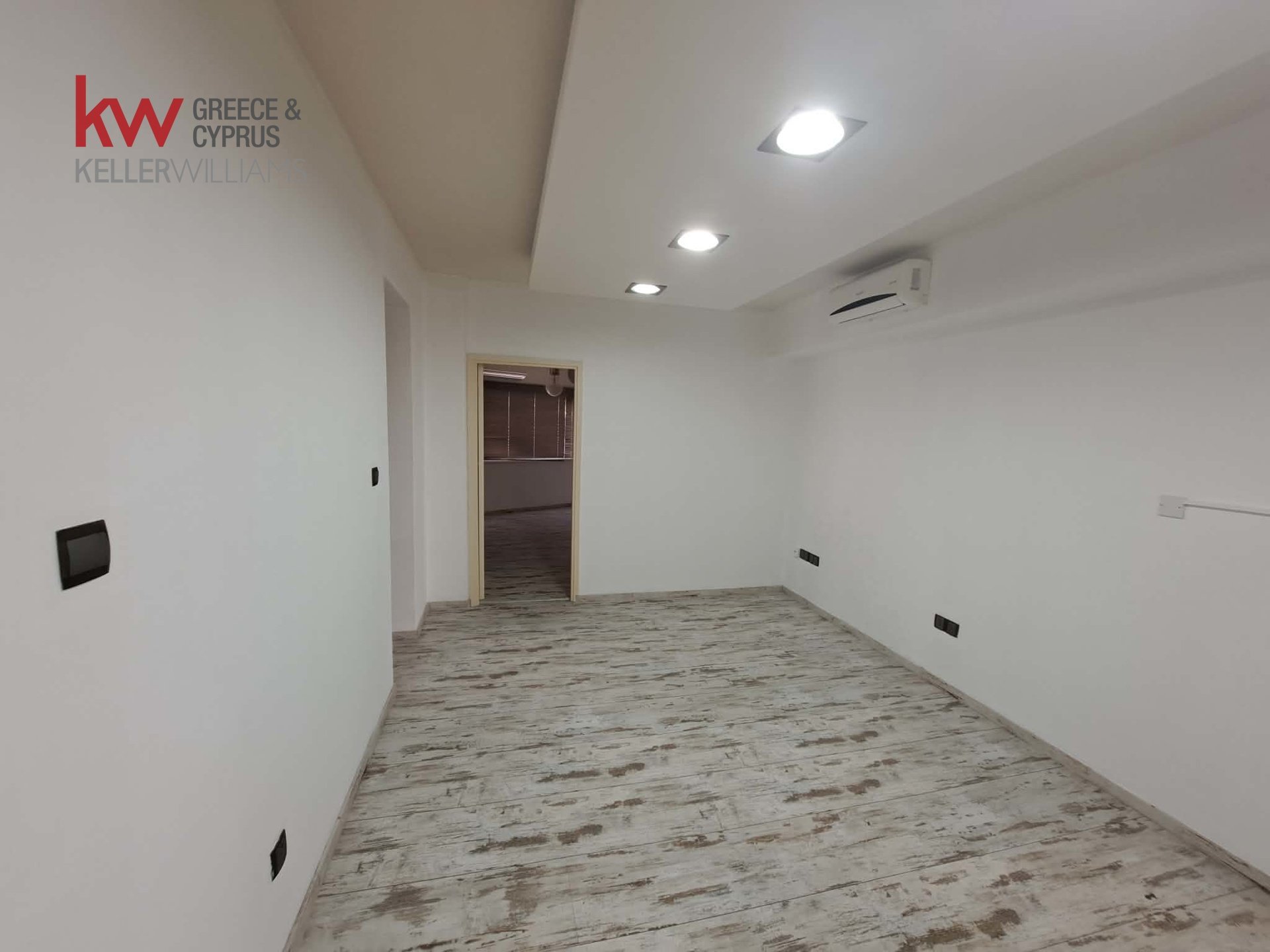 65m2 Oficina en Larnaca, Larnaka, Chipre No. 51591