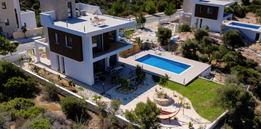 4 bedrooms Villa in Paphos,  No. 7617