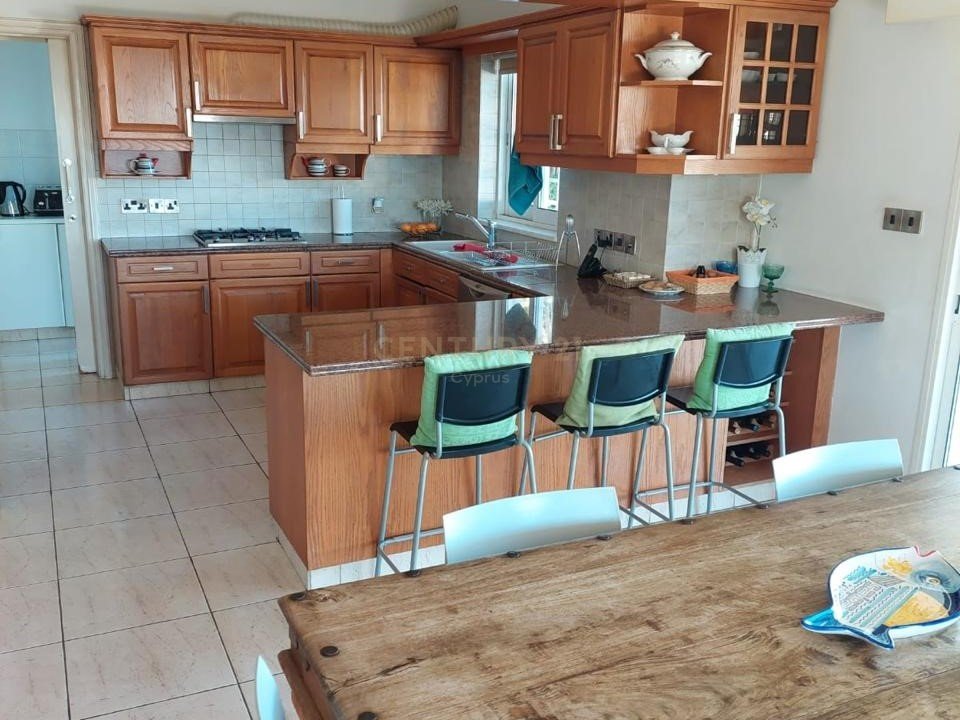 5 bedrooms Villa in Agios Tychonas, Limassol, Cyprus No. 30876