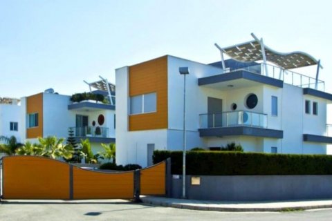 3 bedrooms Villa in Limassol,  No. 38919