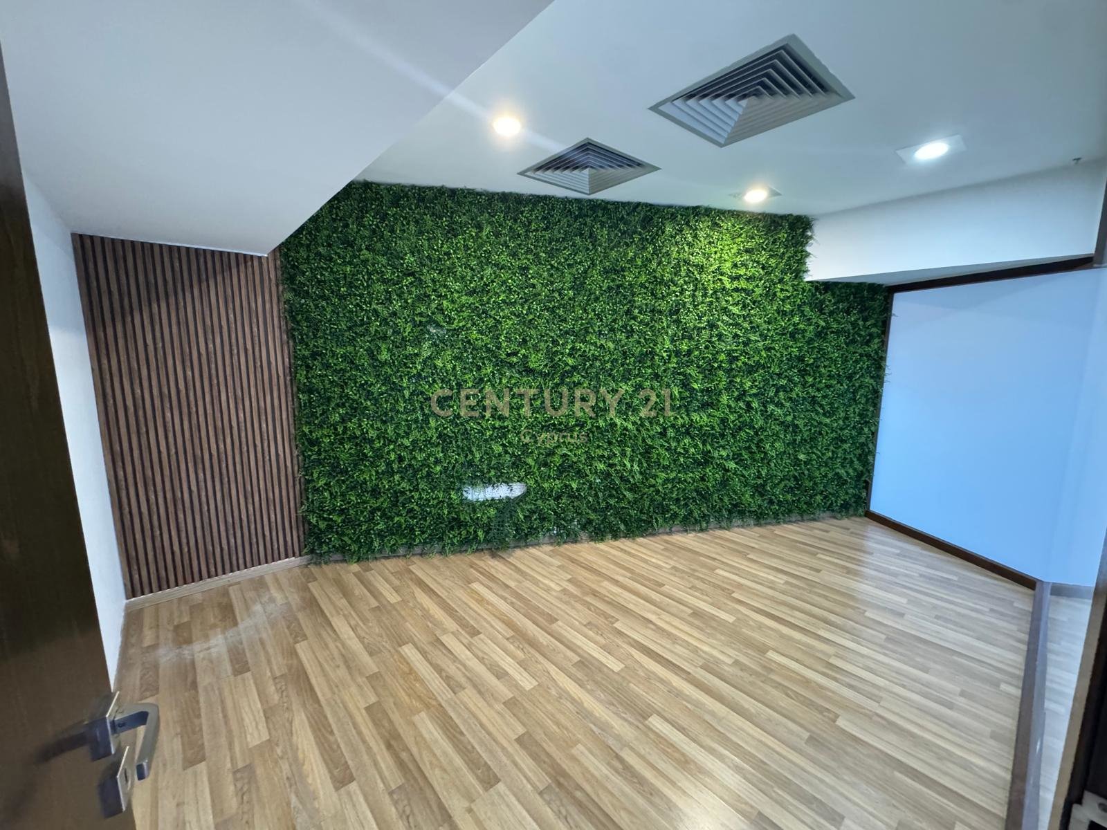 376m2 Bureau à Limassol, Chypre No. 53436