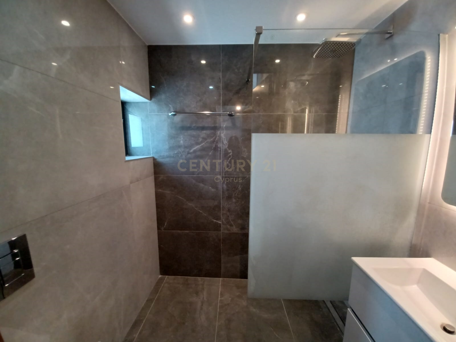 3 bedrooms Penthouse in Germasogeia, Limassol, Cyprus No. 33574