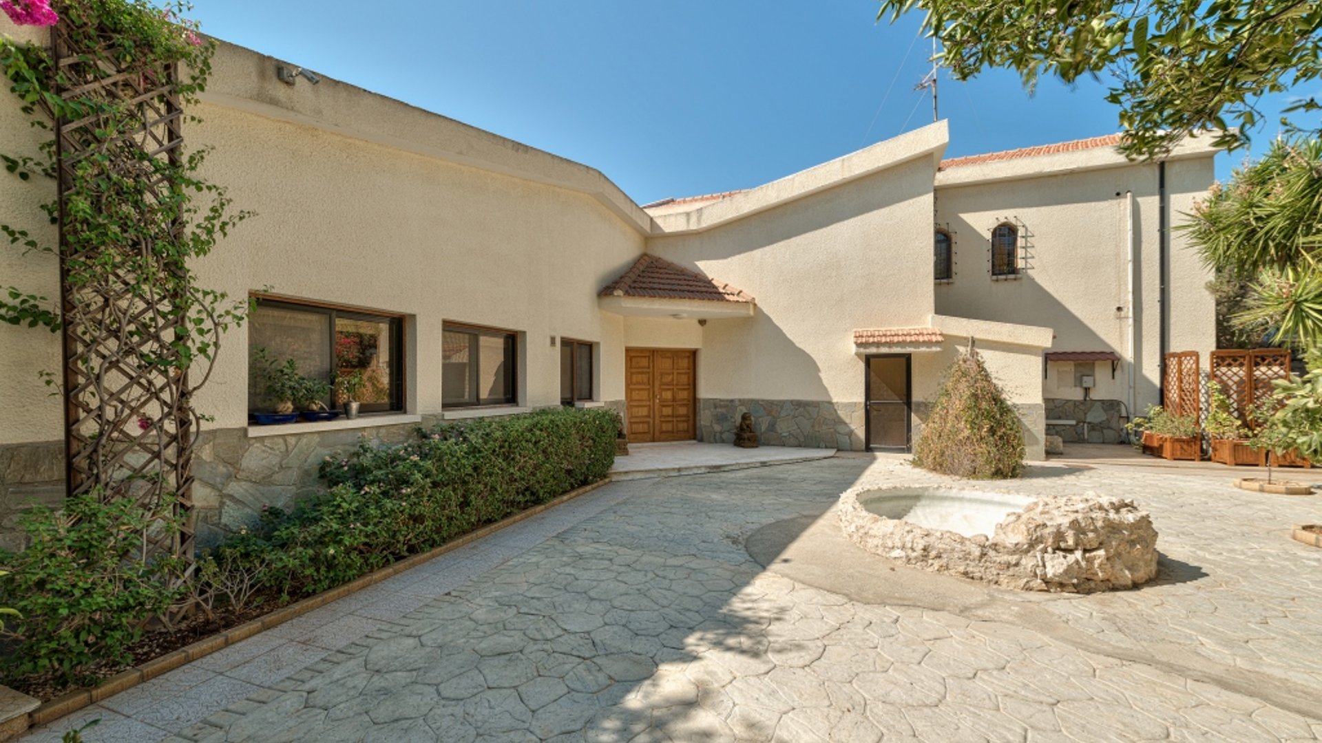 5 bedrooms Villa in Limassol, Cyprus No. 25651