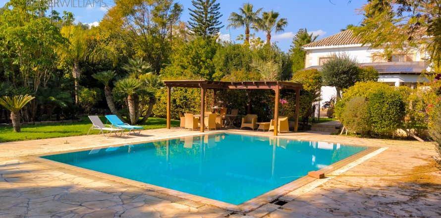 5 bedrooms Villa in Larnaka,  No. 40175