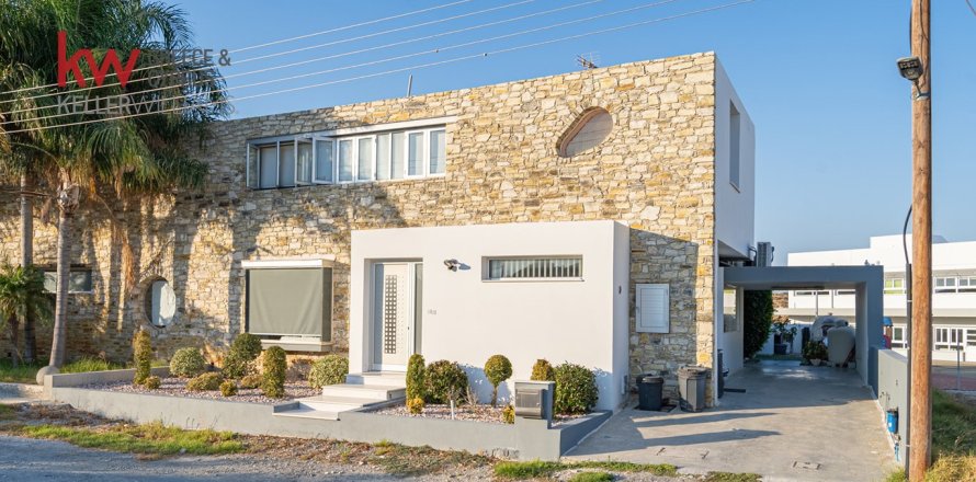 7 bedrooms Townhouse in Larnaka,  No. 40682