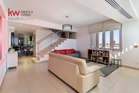 7 bedrooms Townhouse in Larnaka,  No. 40682 2