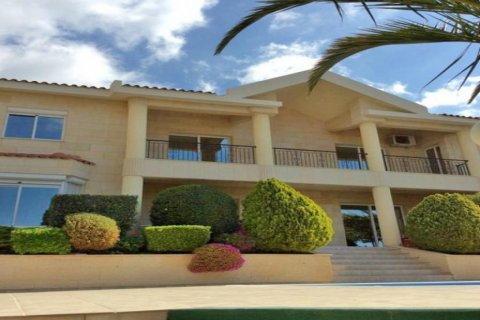 3 bedrooms Villa in Limassol,  No. 38066 11