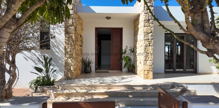 6 chambres Villa à Deryneia, Ammochostos,  No. 36457