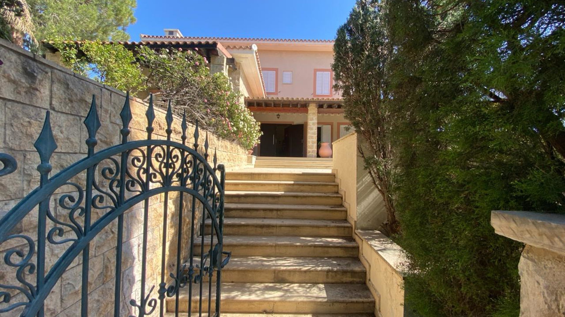 5 bedrooms Villa in Agios Tychonas, Limassol, Cyprus No. 30487