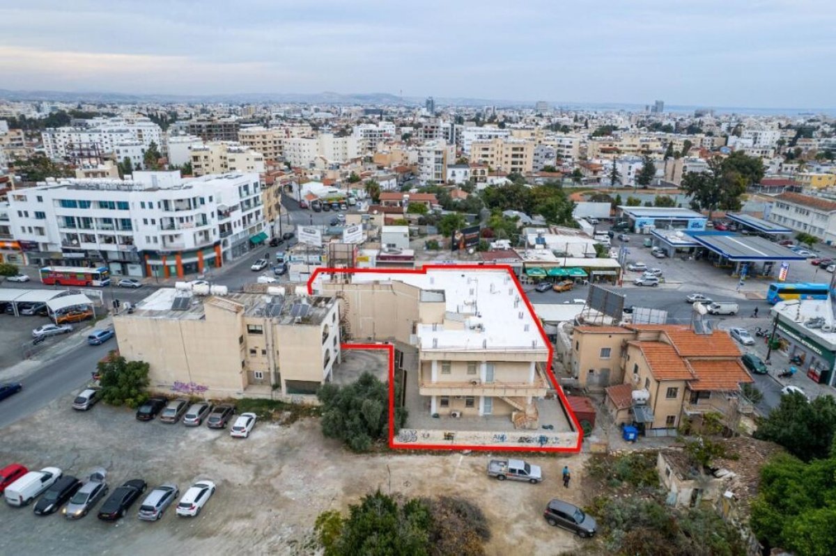 802m2 Propriété commerciale à Larnaca, Larnaka, Chypre No. 37943