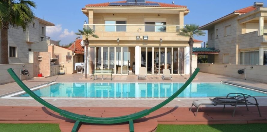 3 bedrooms Villa in Pervolia, Larnaka, No. 48941