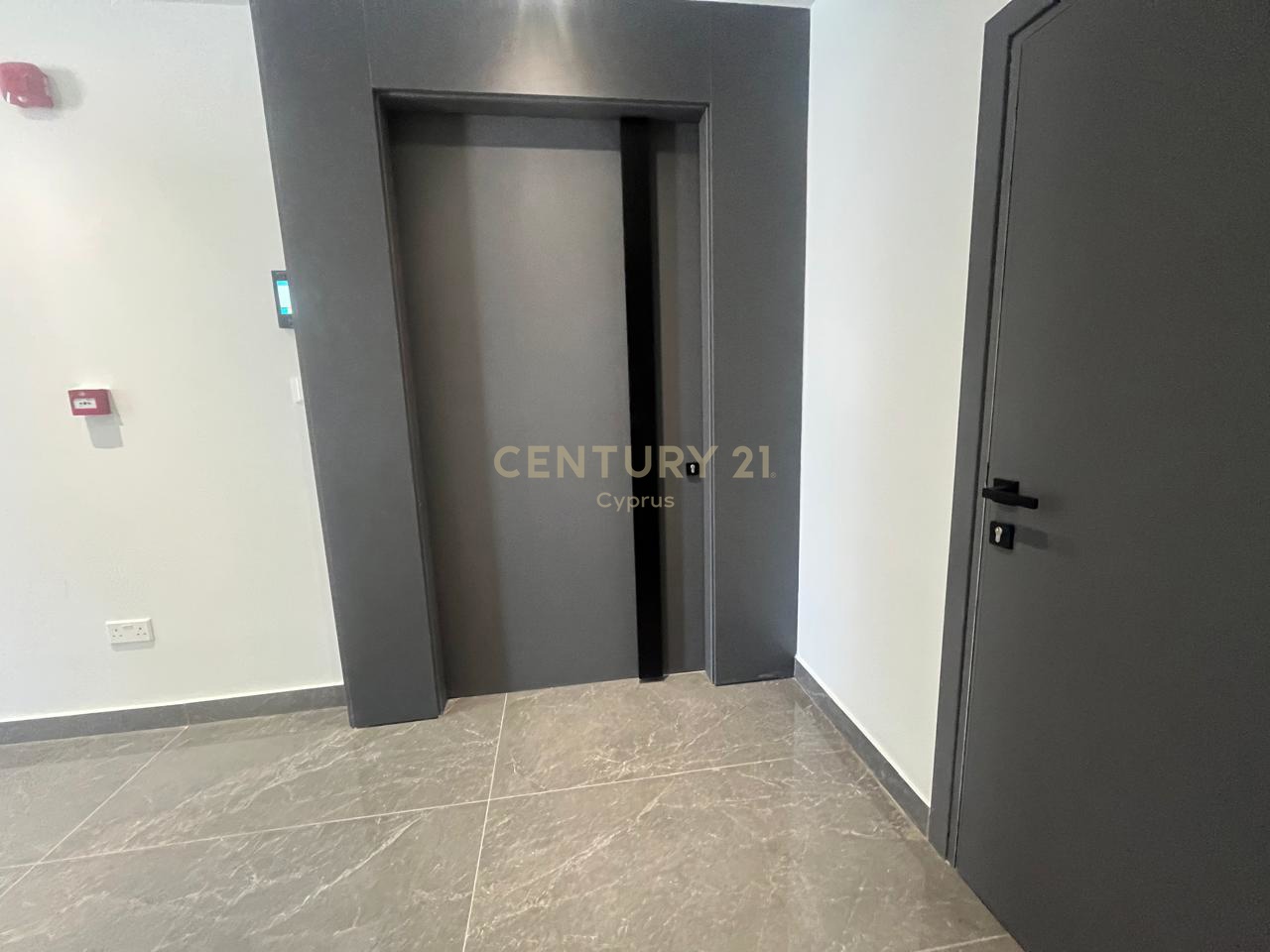 300m2 Office in Limassol, Cyprus No. 54081