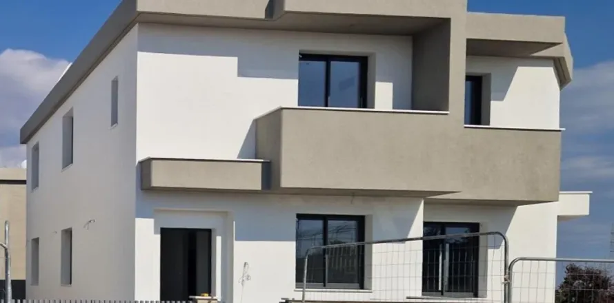 3 bedrooms Villa in Limassol, No. 39330