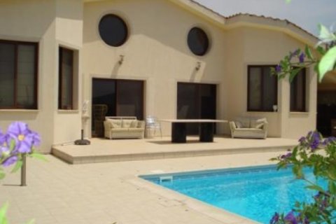 4 bedrooms Villa in Limassol,  No. 38274 6