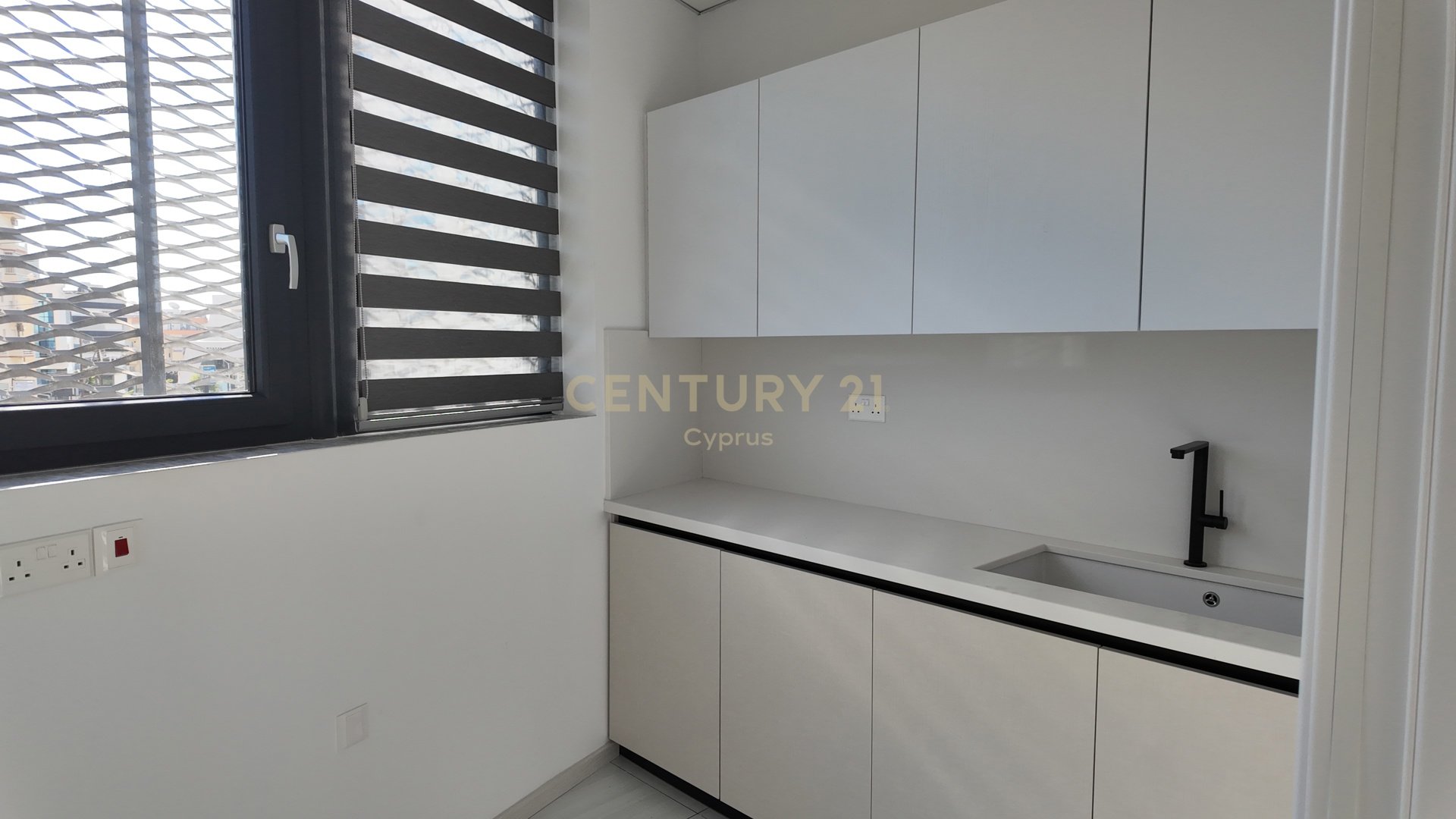1025m2 Commercial property in Limassol, Cyprus No. 55324