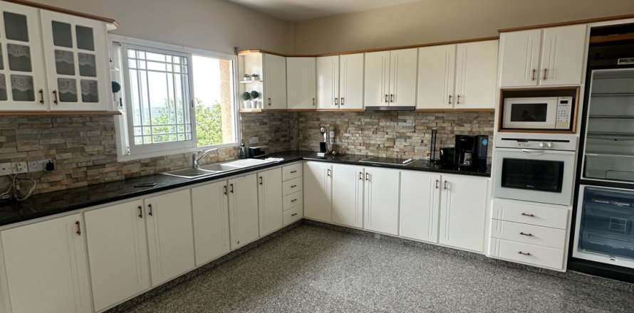 3 bedrooms Townhouse in Limassol, No. 40152