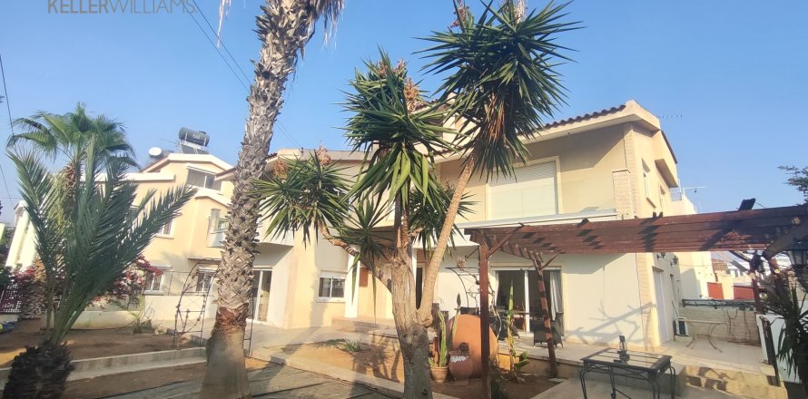 5 bedrooms Townhouse in Larnaca, Larnaka,  No. 39986