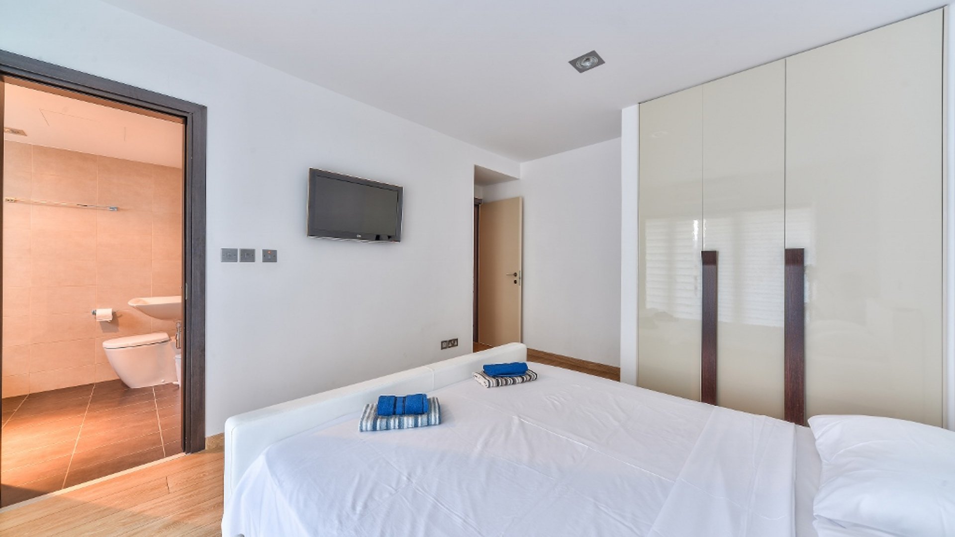 3 bedrooms Apartment in Limassol, Cyprus No. 28011