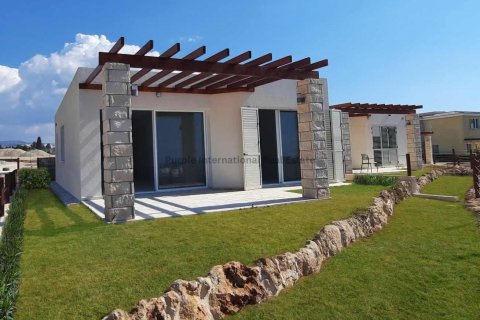 3 bedrooms Bungalow in Chloraka, Paphos, Cyprus No. 37594 1