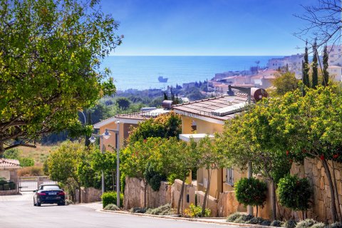 3 bedrooms Bungalow in Chloraka, Paphos, Cyprus No. 37594 9