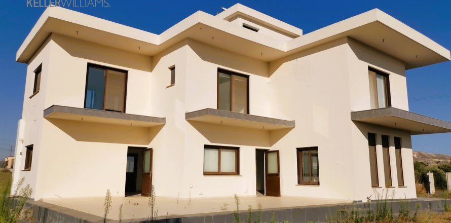 4 bedrooms Townhouse in Lympia, Nicosia,  No. 40313