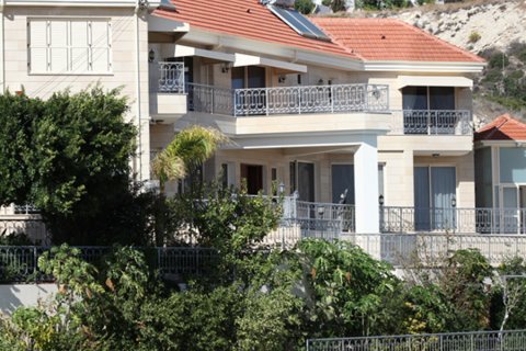 4 bedrooms Villa in Limassol, Cyprus No. 26030