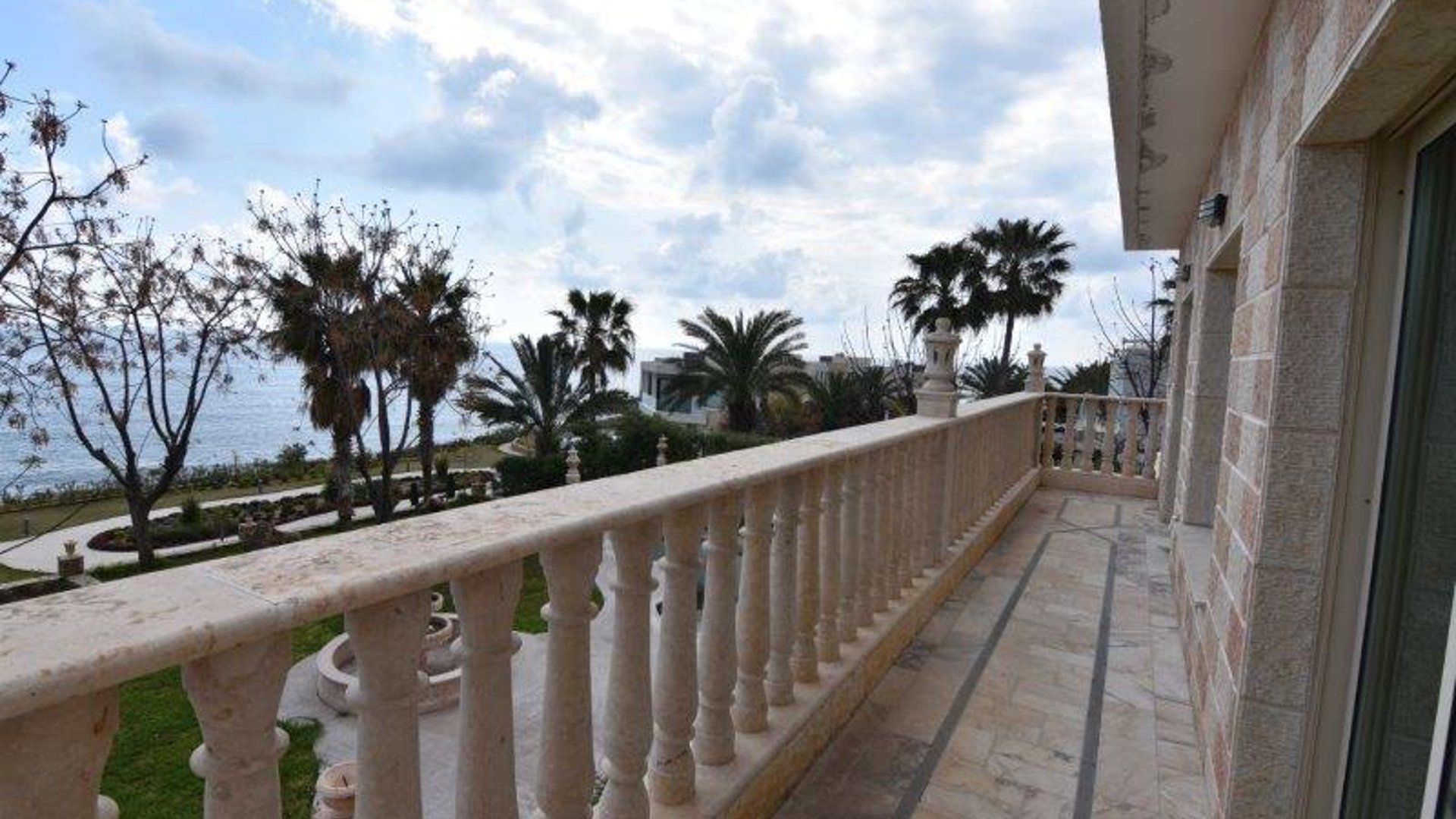 5 bedrooms Villa in Chloraka, Paphos, Cyprus No. 26027