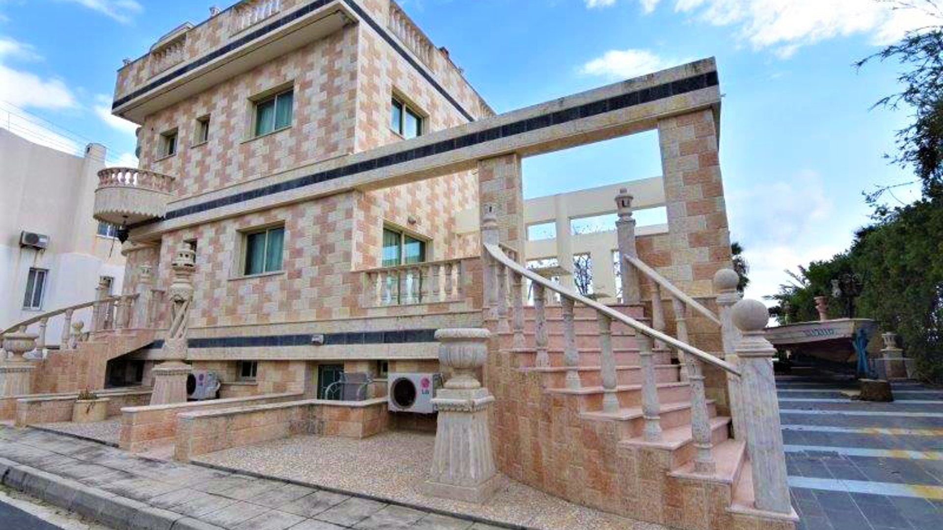 5 bedrooms Villa in Chloraka, Paphos, Cyprus No. 26027