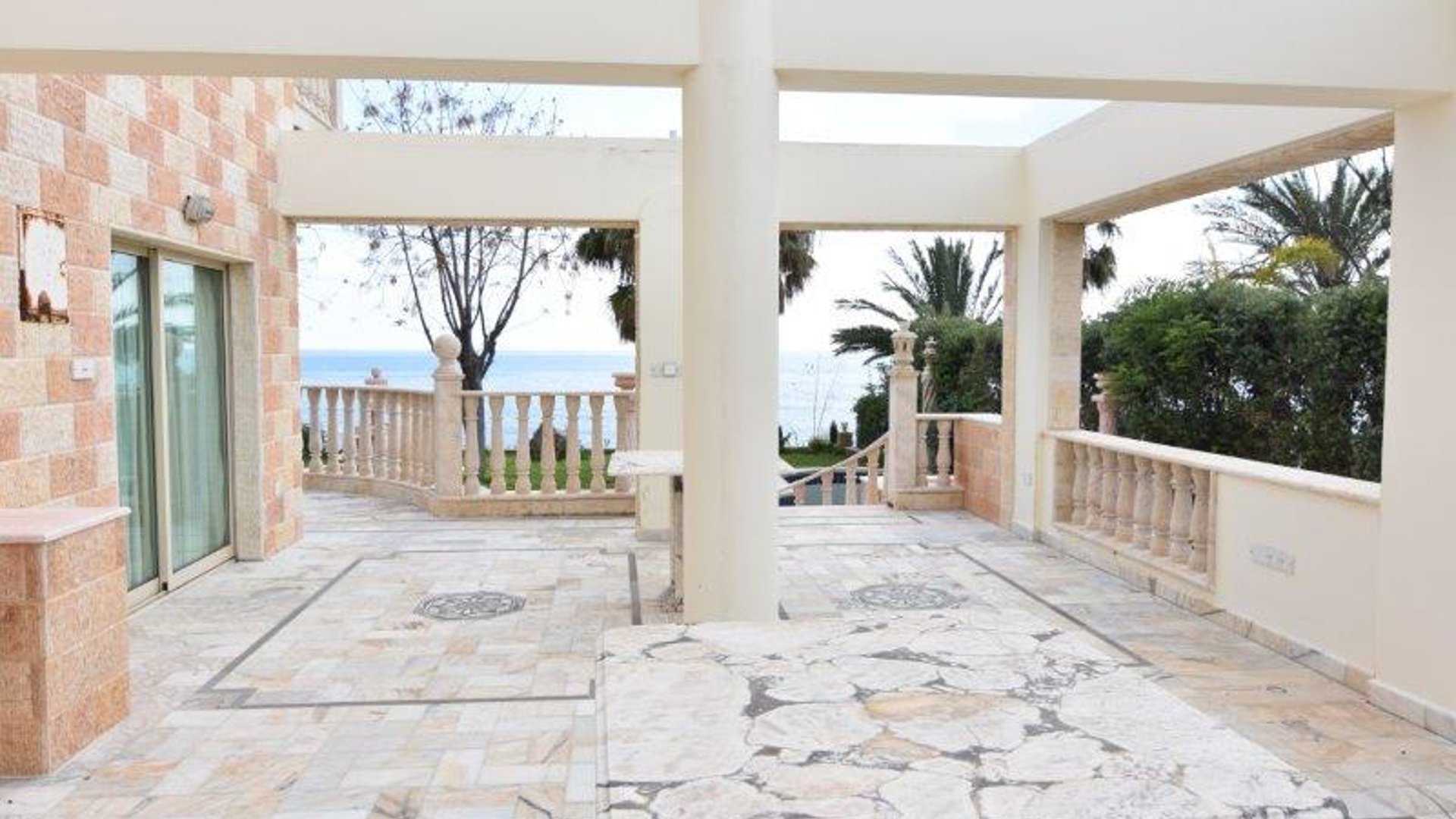 5 bedrooms Villa in Chloraka, Paphos, Cyprus No. 26027