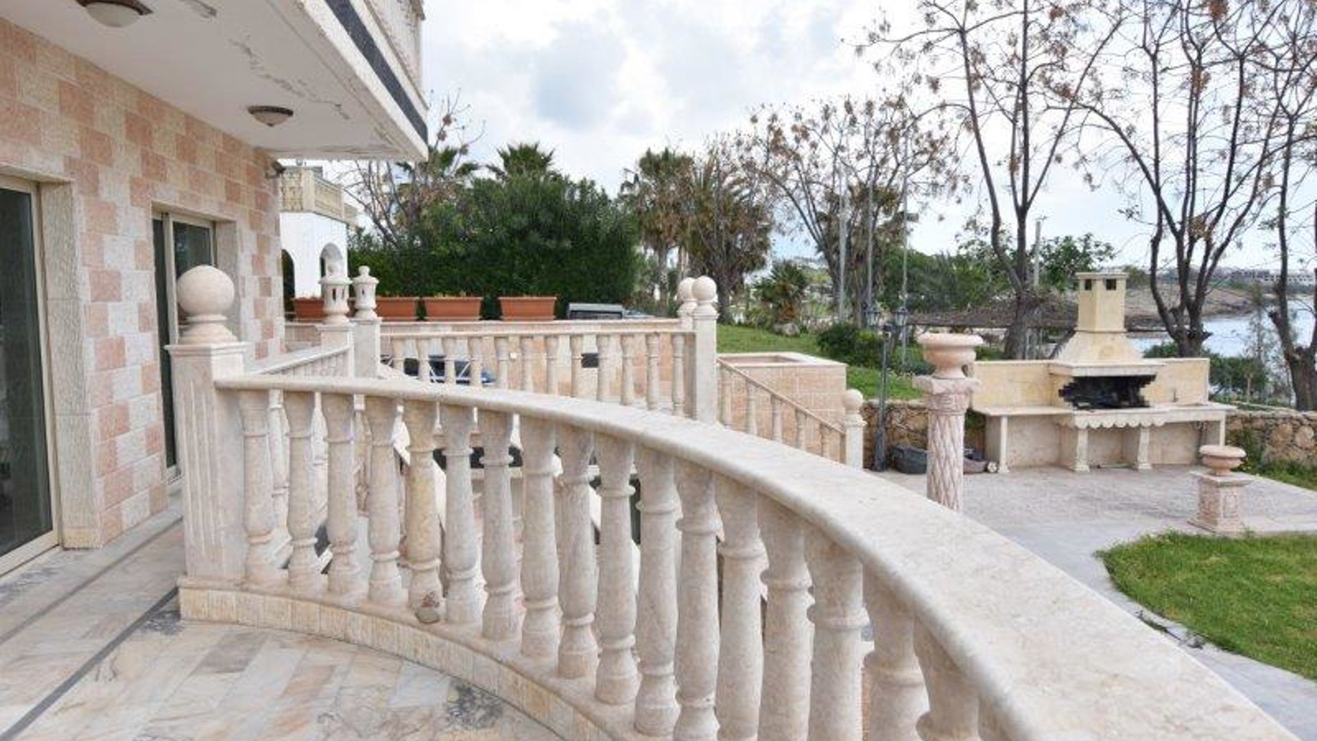 5 bedrooms Villa in Chloraka, Paphos, Cyprus No. 26027