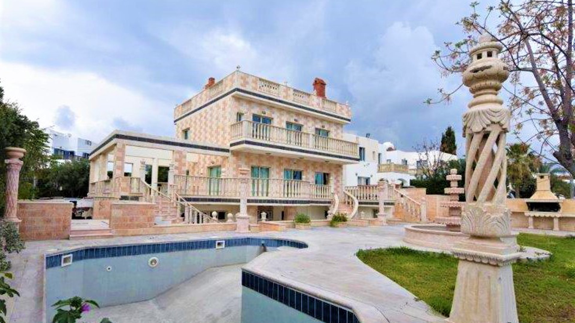 5 bedrooms Villa in Chloraka, Paphos, Cyprus No. 26027