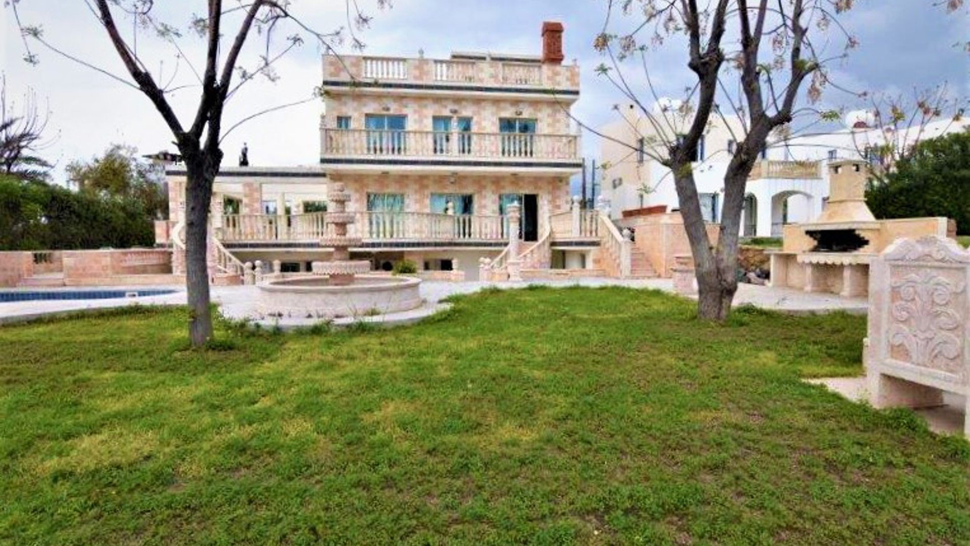5 bedrooms Villa in Chloraka, Paphos, Cyprus No. 26027