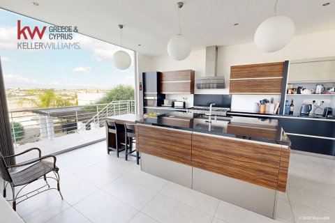 5 bedrooms Villa in Larnaka,  No. 39590 16