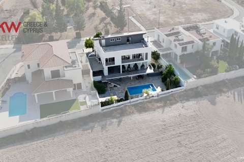 5 bedrooms Villa in Larnaka,  No. 39590