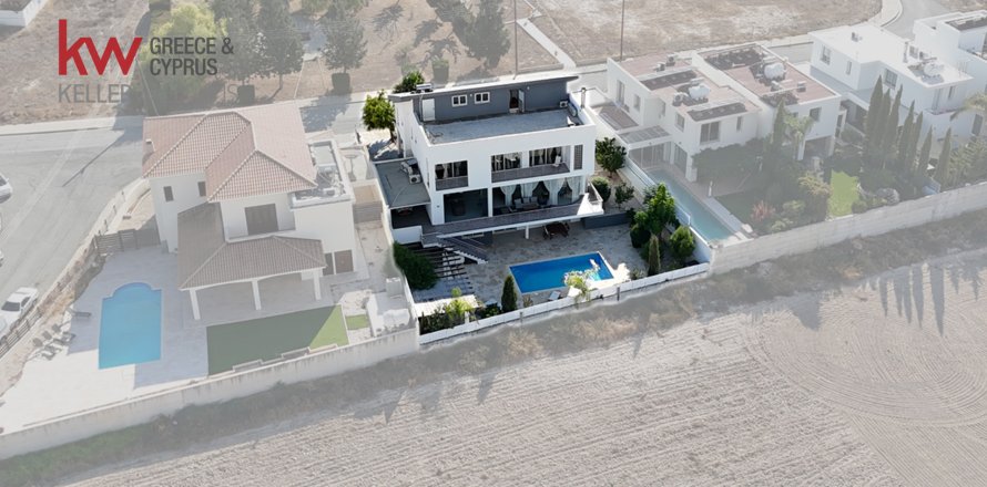 5 bedrooms Villa in Larnaka,  No. 39590