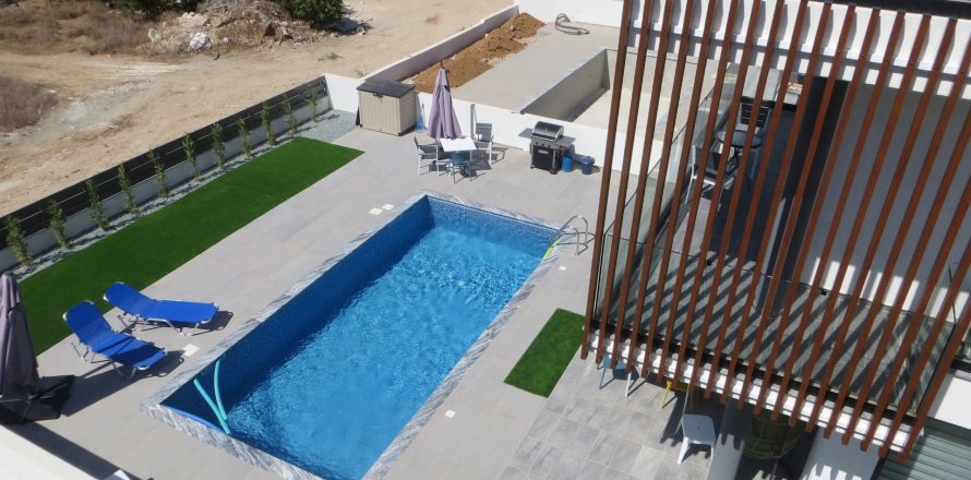 4 bedrooms Villa in Chloraka, Paphos,  No. 35798