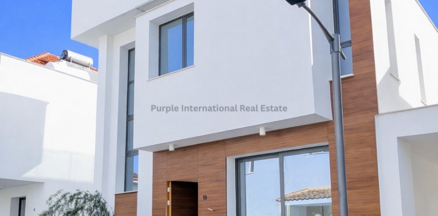 Вилла с 4 спальнями в Дромолаксия, Ларнака,  № 50910