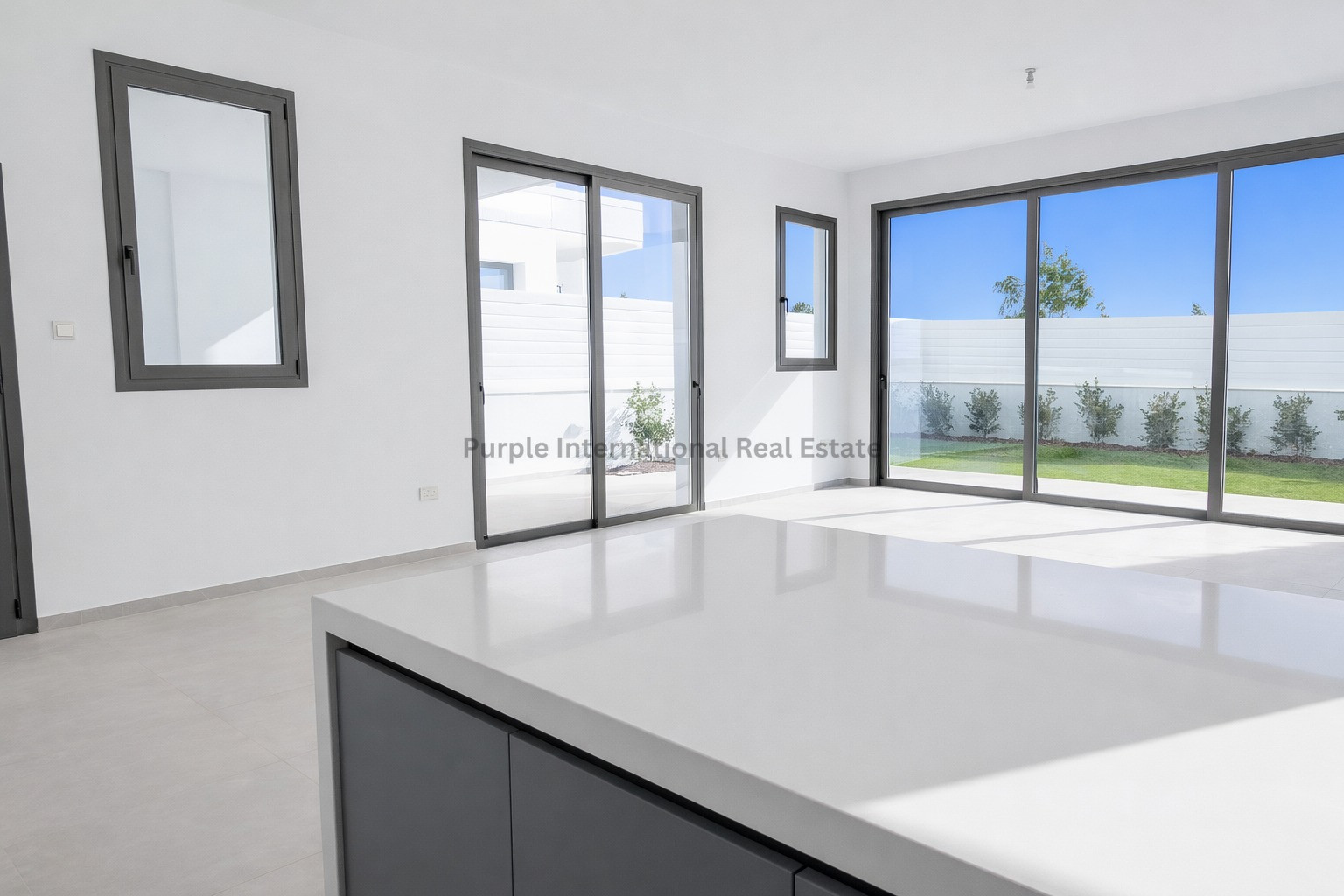 4 chambres Villa à Dromolaxia, Larnaka, Chypre No. 50910
