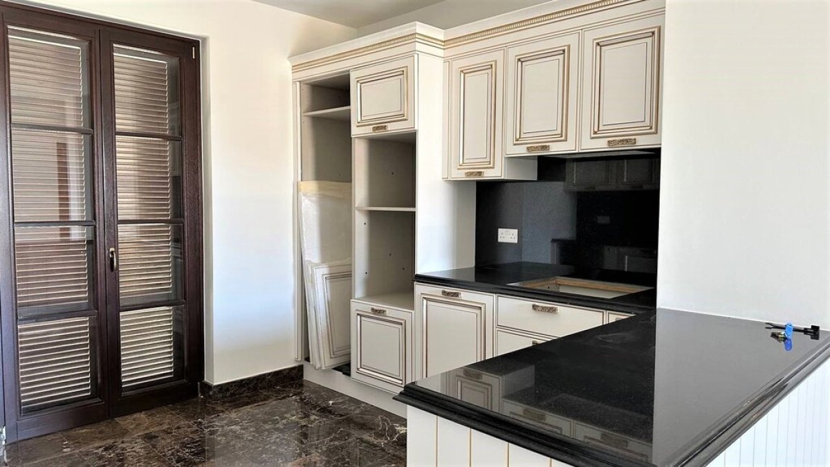 3 bedrooms Apartment in Limassol, Cyprus No. 38150