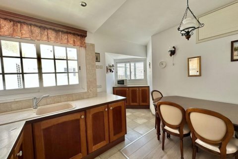 4 bedrooms Apartment in Limassol,  No. 38177 3