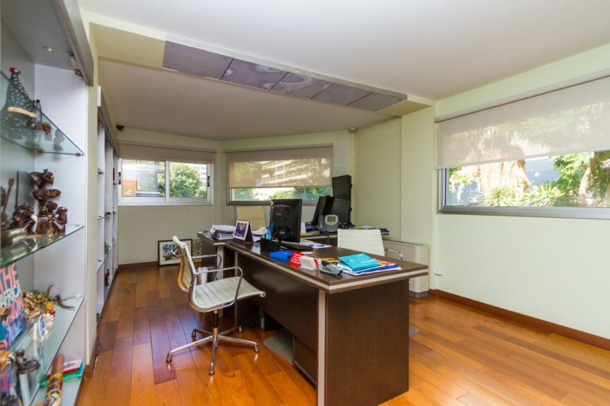 153m2 Commercial property in Nicosia, Cyprus No. 38568