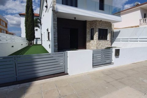 3 bedrooms Townhouse in Livadia, Nicosia,  No. 39639 2