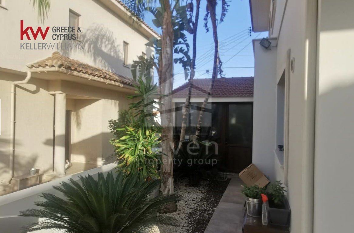 5 bedrooms Townhouse in Larnaka, Cyprus No. 40144