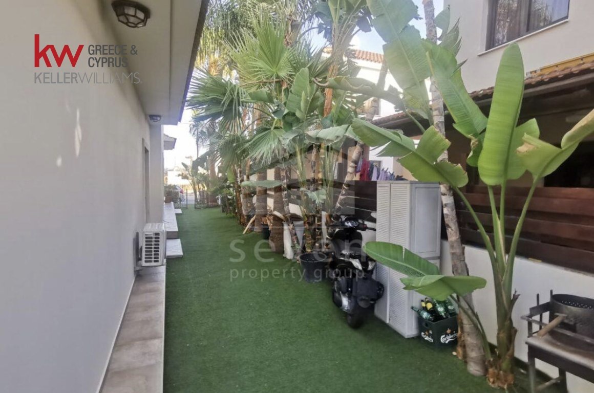 5 bedrooms Townhouse in Larnaka, Cyprus No. 40144