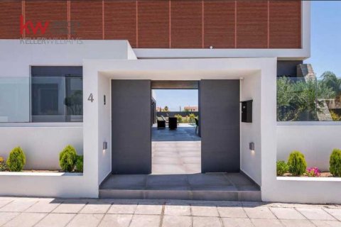 3 bedrooms Villa in Larnaka,  No. 40147 2