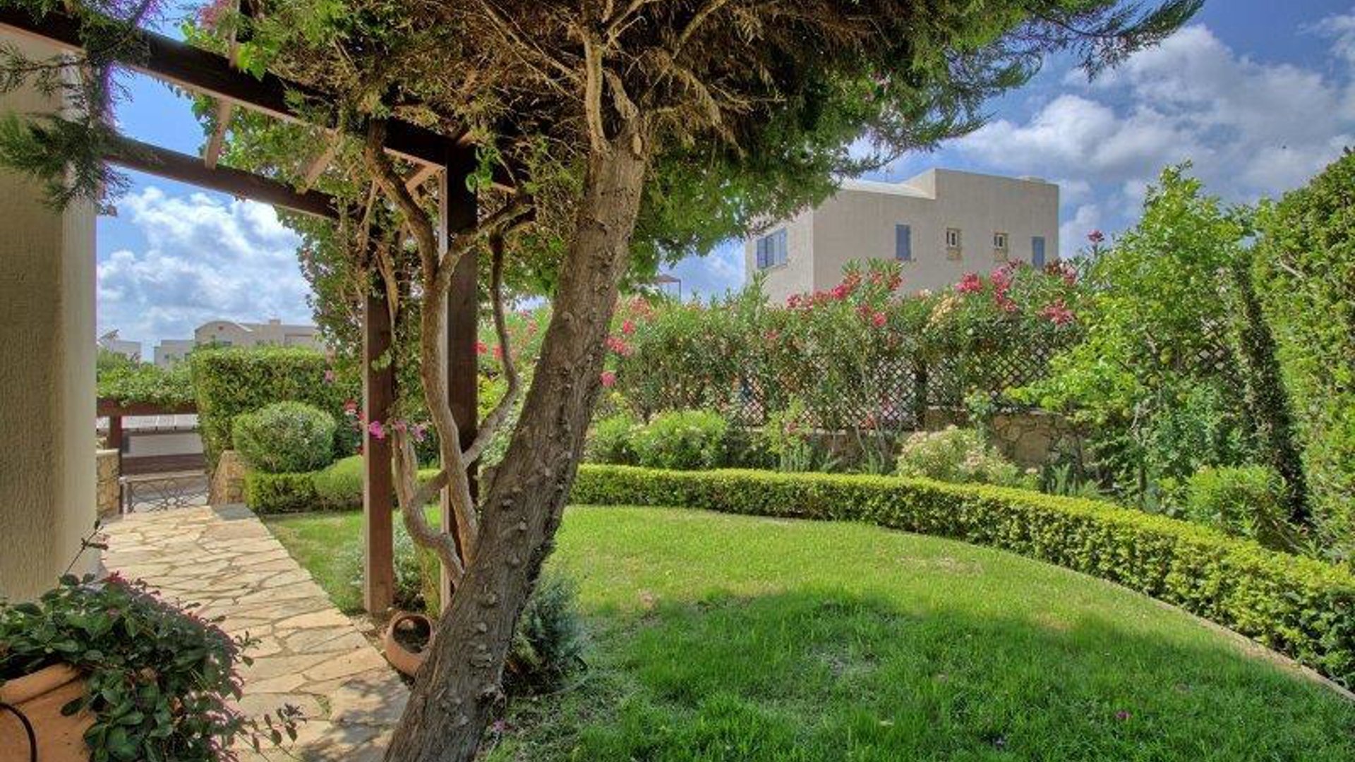 4 bedrooms Villa in Chloraka, Paphos, Cyprus No. 26108