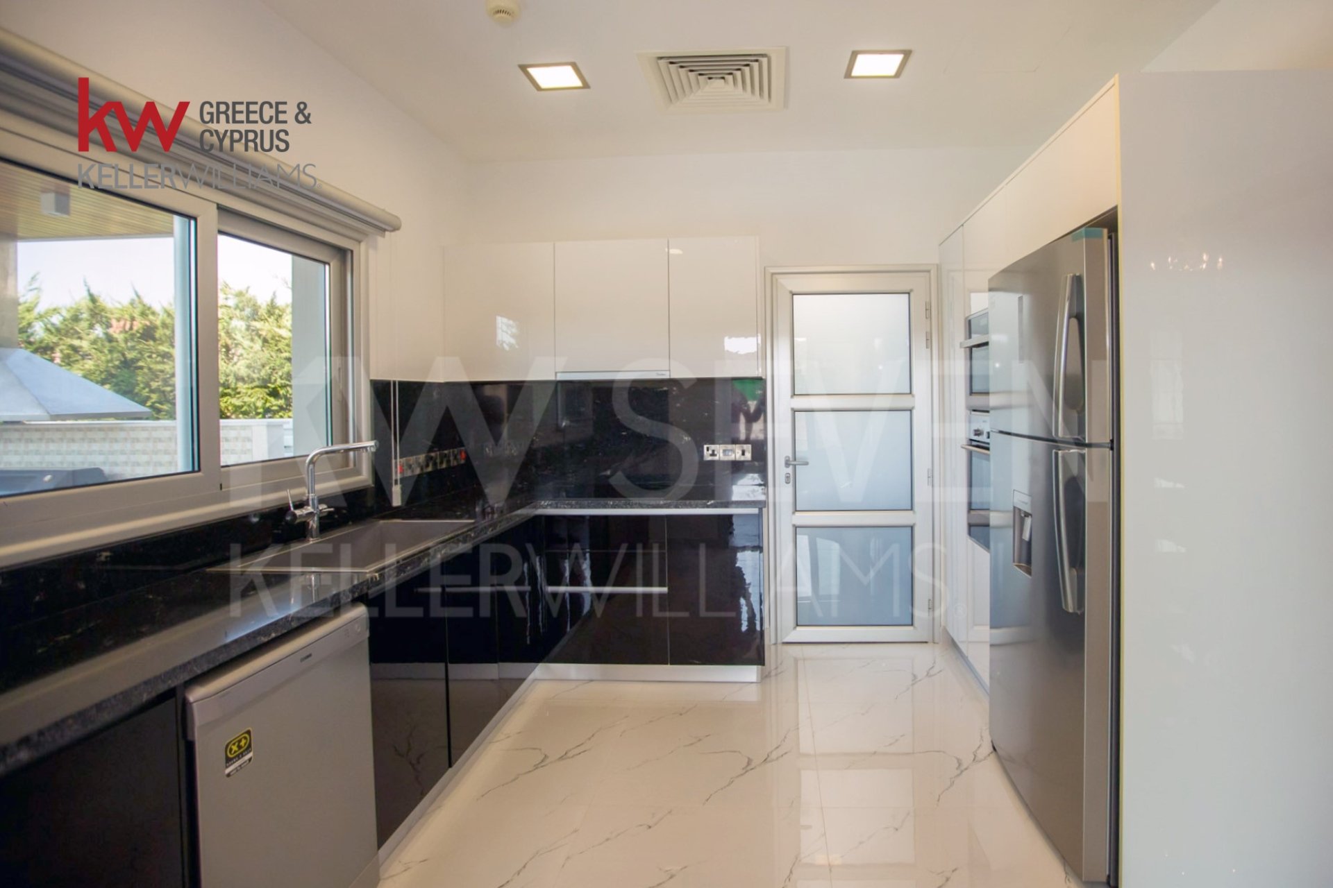 4 bedrooms Villa in Agios Tychonas, Limassol, Cyprus No. 40228