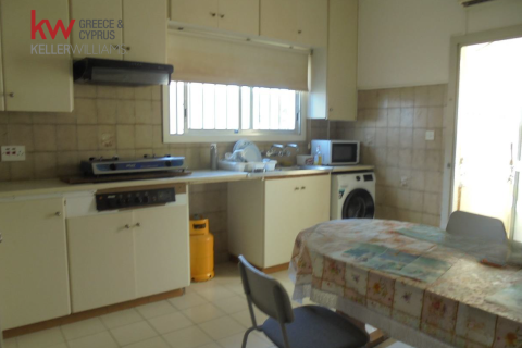 3 bedrooms Apartment in Limassol,  No. 40230 2