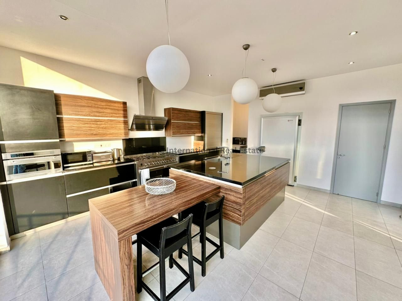 5 bedrooms Villa in Aradippou, Larnaka, Cyprus No. 35180