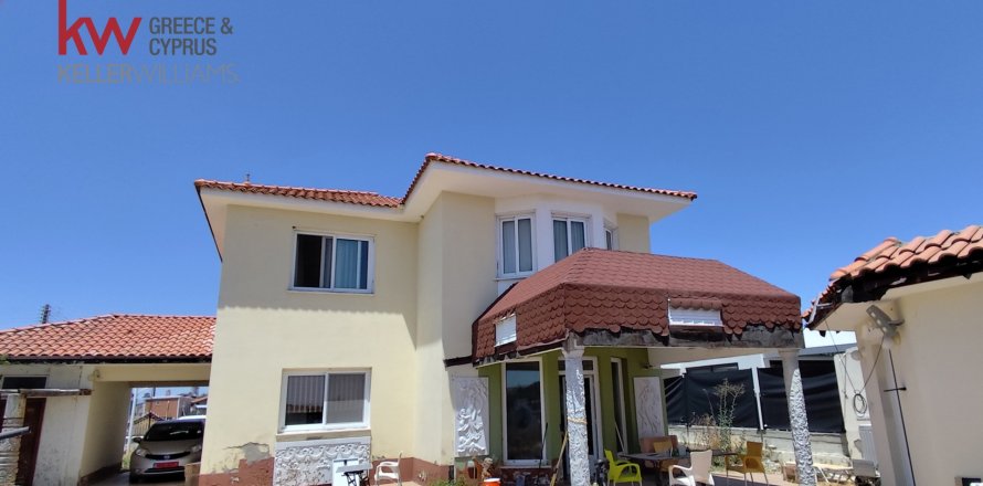 4 bedrooms Townhouse in Lympia, Nicosia,  No. 40402